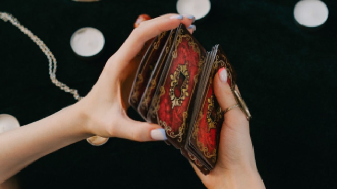 Que tal jogar cartas ciganas com um esotérico confiável?