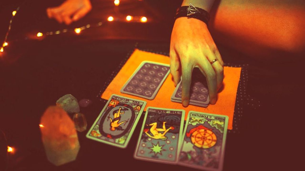 Roda da Fortuna: Transformações e Previsões do Tarot para Fevereiro 2024