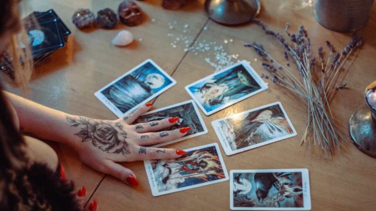 Saiba como o tarot pode te dar as respostas sobre o amor - Blog Astrocentro